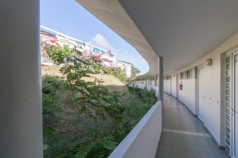 Others 5, Un pied-a-terre face a la marina, Le Marin