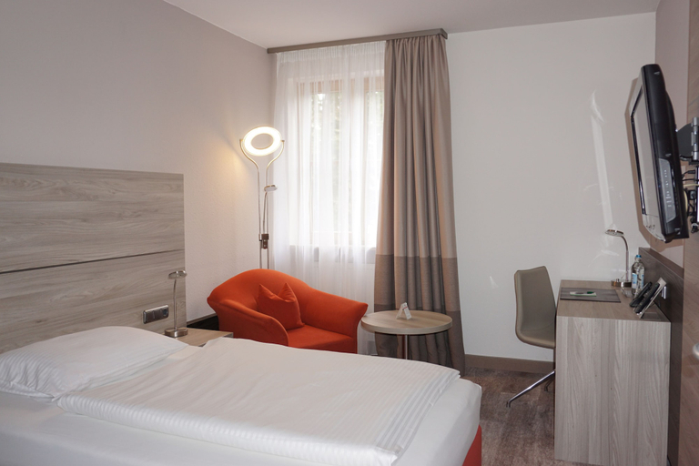 Bedroom 3, Hotel Kastanienhof, Erding