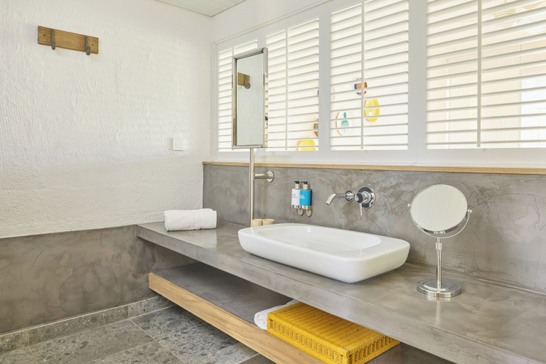 Bathroom 5, Zilwa Attitude