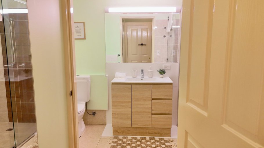 Bathroom, Curtis Falls Apartment, Tamborine Mountain