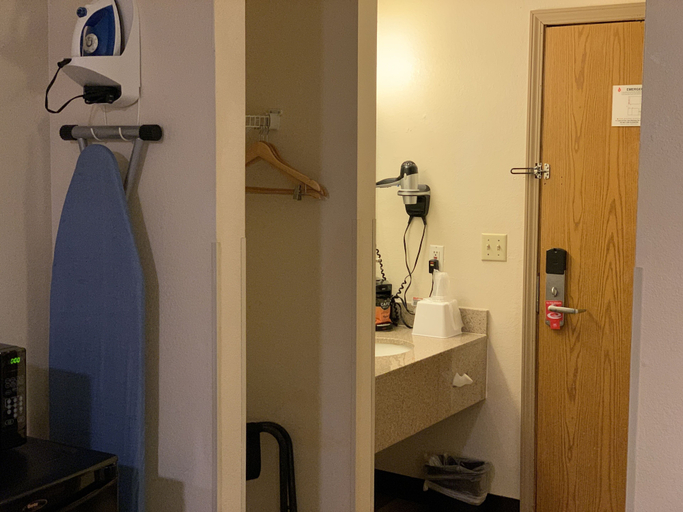 Bathroom, Brentwood Inn Clinton, Custer