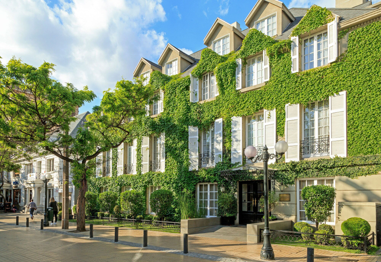 Exterior & Views