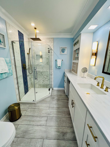Bathroom 3, Island Escape, Lee