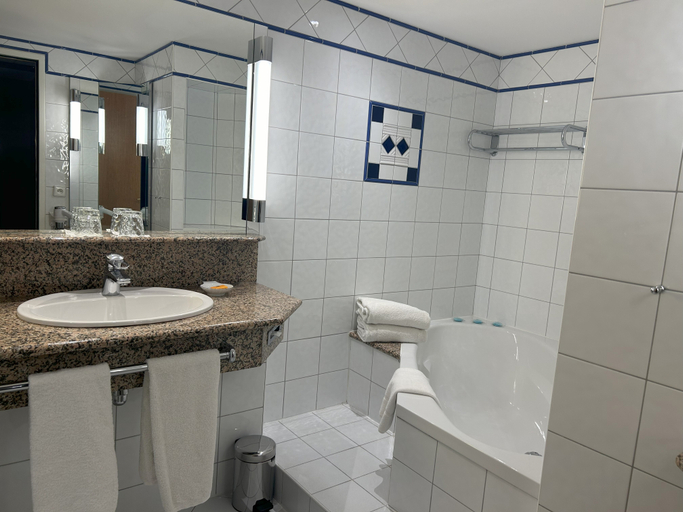 Bathroom, VY Resort Les Celestins Spa & Hotel, Allier