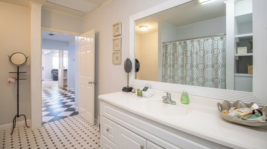 Bathroom 4, House on Benachi, Harrison