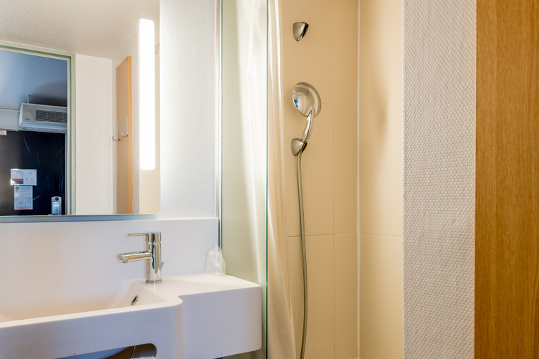 Bathroom 4, B&B HOTEL Bordeaux Lormont, Gironde