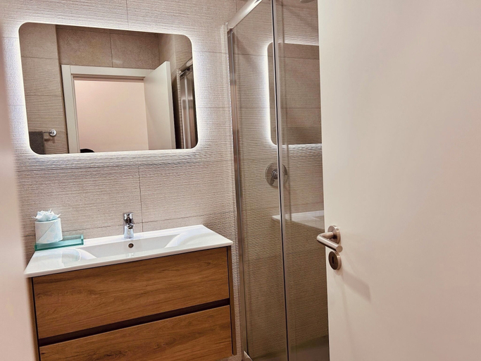 Bathroom 3, Central Lagos apt With Marina Views Near Beaches, Lagos
