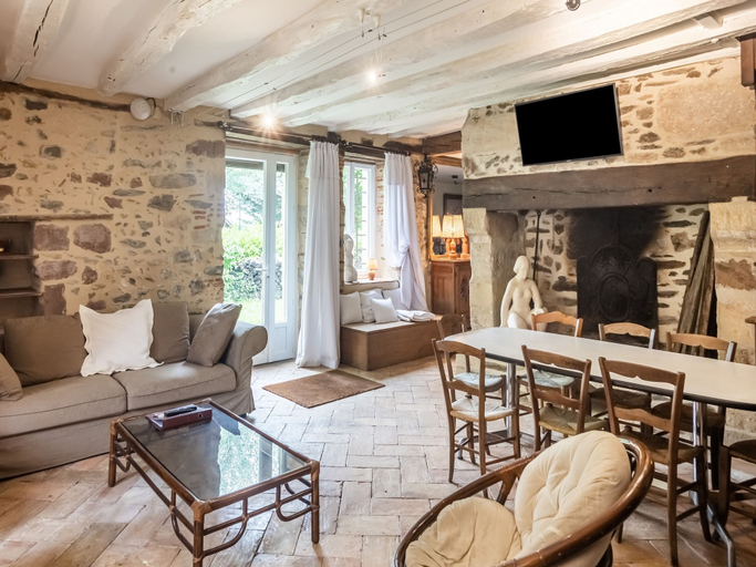 Dining 3, Lively Holiday Home With Private Pool, Dordogne