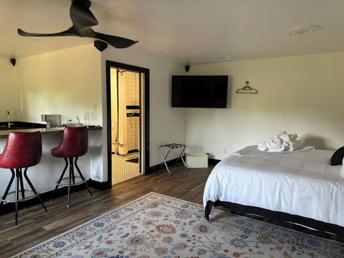 Bedroom 2, Inn Between the Lakes, Cass