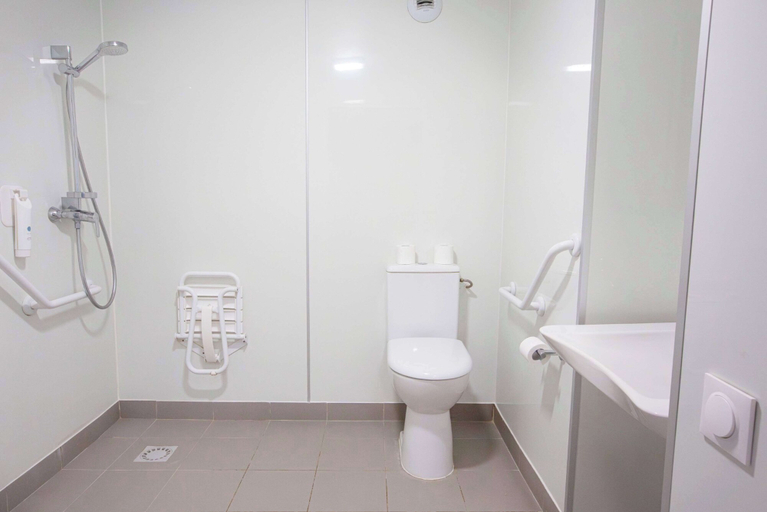 Bathroom 5, Premiere Classe Plaisir - Gatines, Yvelines