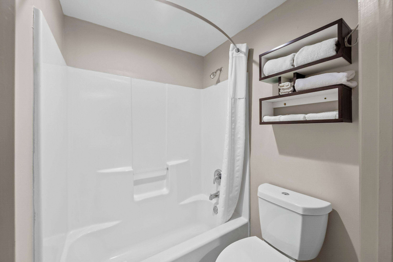 Bathroom 4, Howard Johnson by Wyndham Jackson, Madison