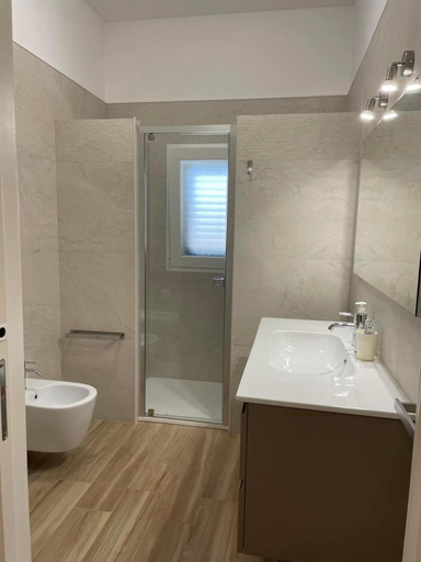 Bathroom 4, Corte del Sole, Taranto