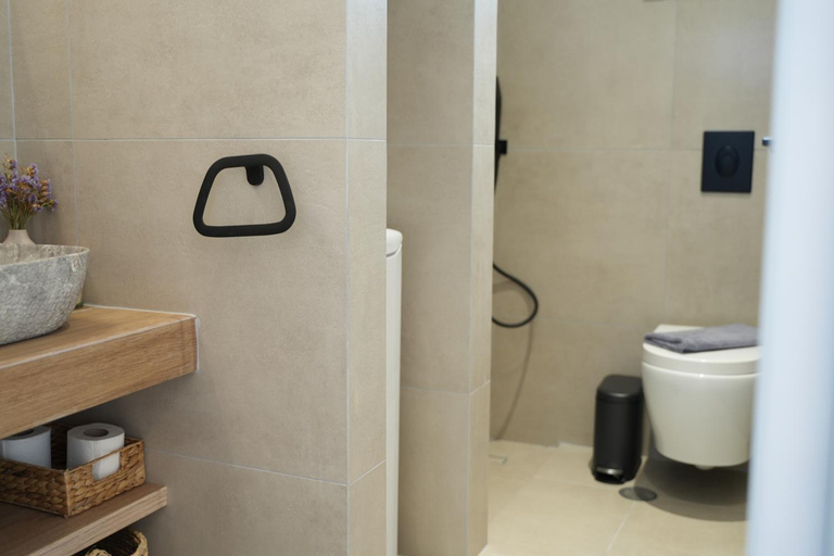 Bathroom 3, Pyrra apartments, Central Greece