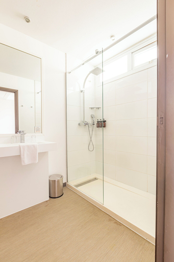 Bathroom 5, Hôtel Beaurivage, Nouméa