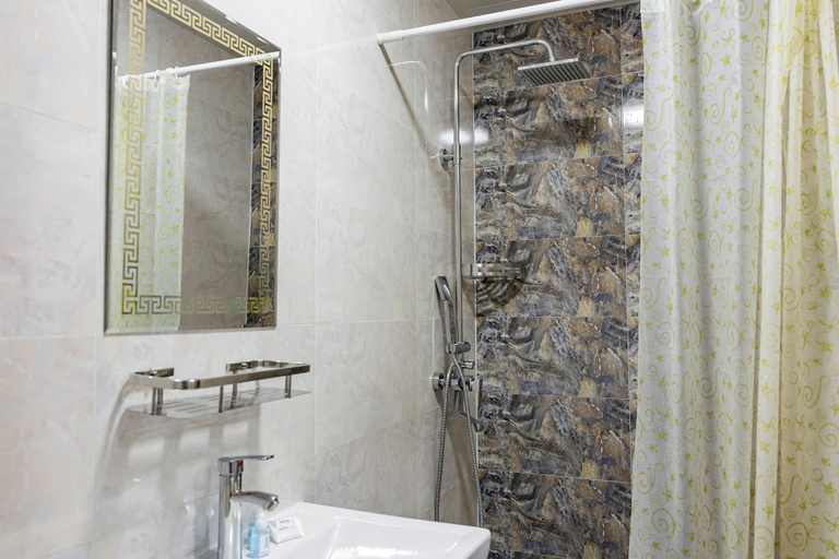 Bathroom 3, Hotel Shodlik, Jomboy