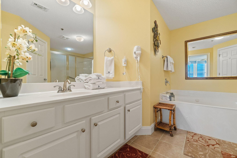 Bathroom 3, Palacio 602, Escambia