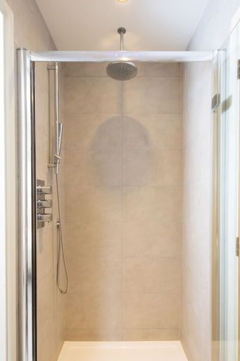 Bathroom 4, Designer Family Escape Hot Tub Steps to Beach, West Sussex