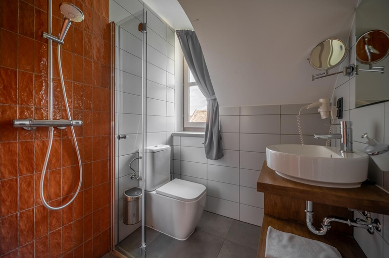 Bathroom 2, Katarina Birtok, Baja