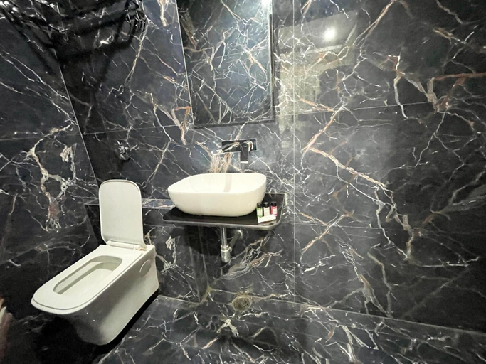 Bathroom, Hotel Shree Radha Krishna, Varanasi
