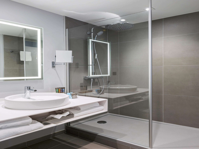 Bathroom 5, Novotel Poitiers Site du Futuroscope, Vienne
