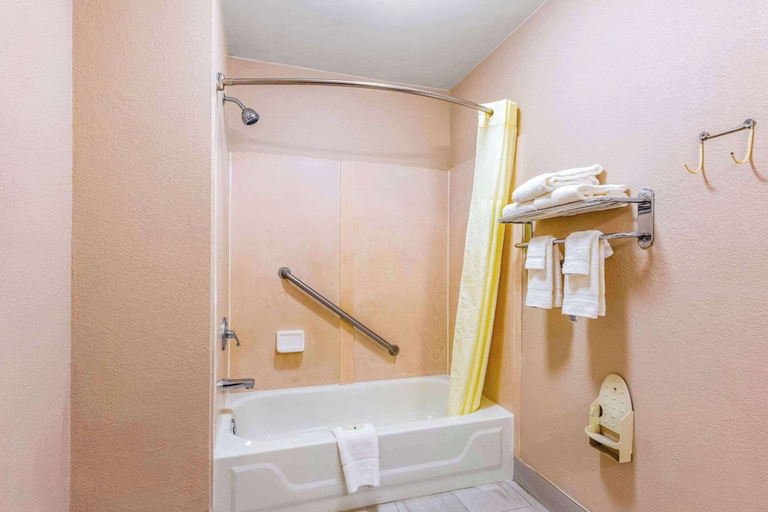 Bathroom 4, Quality Inn Quincy - Tallahassee West, Gadsden