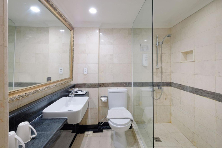 Bathroom 3, Metro Park View Hotel Kota Lama Semarang, Semarang
