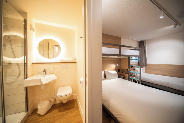 Bathroom 3, Premiere Classe Annecy Cran-Gevrier, Haute-Savoie