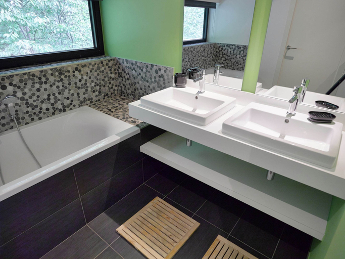 Bathroom 4, Jalhay Pondside Forest Home, Liège
