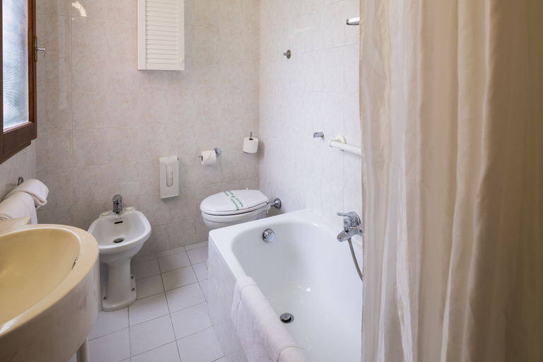 Bathroom 4, Hotel Astor Victoria, Lucca