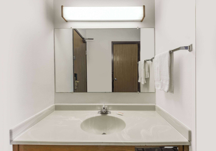 Bathroom 5, Super 8 by Wyndham Coshocton Roscoe Village, Coshocton