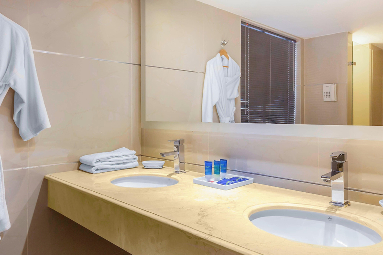 Bathroom 4, Four Points by Sheraton Medellin, Medellín