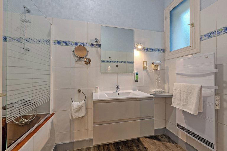 Bathroom 4, Hotel De la Corniche, Finistère