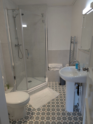 Bathroom 4, Penygelli Country House Apartments, Powys