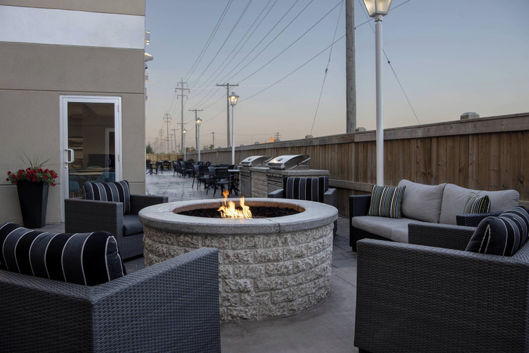 Food & Drinks 5, Fairfield Inn & Suites by Marriott Winnipeg, Division No. 11