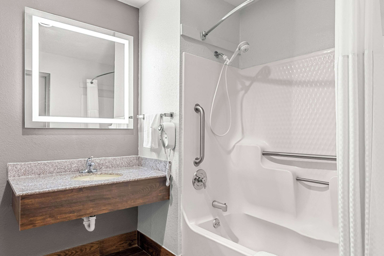Bathroom 4, Quality Inn Cornelia, Habersham