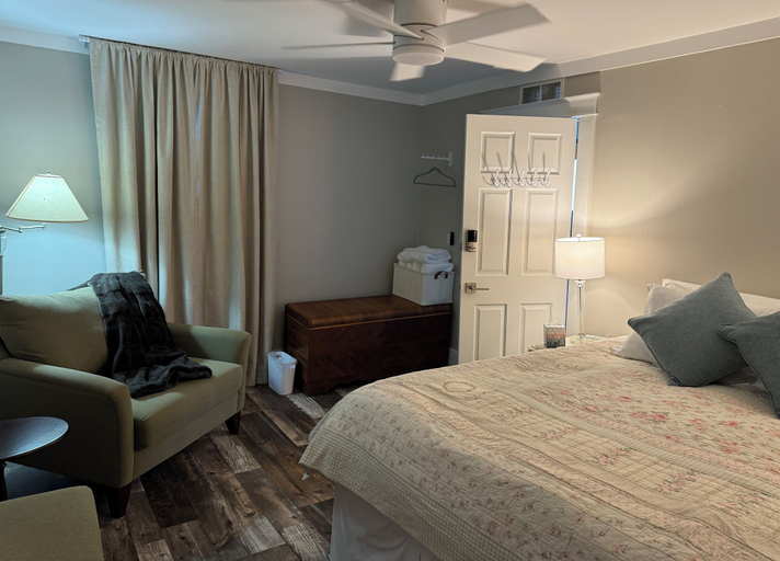 Bedroom 2, Inn Between the Lakes, Cass