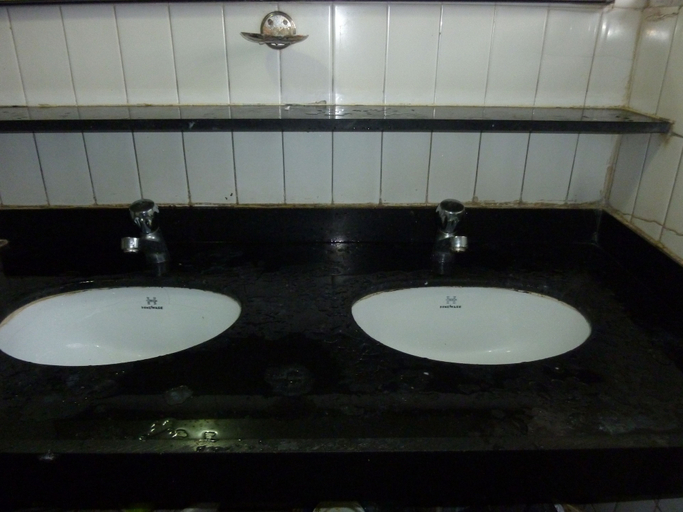 Bathroom 4, Yadgar Guest House, Mumbai City