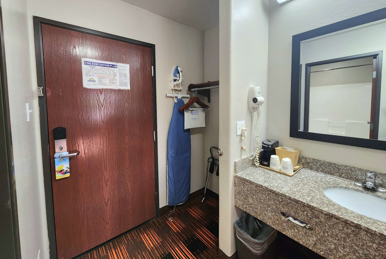 Bathroom 4, Days Inn by Wyndham Lumberton, Hardin