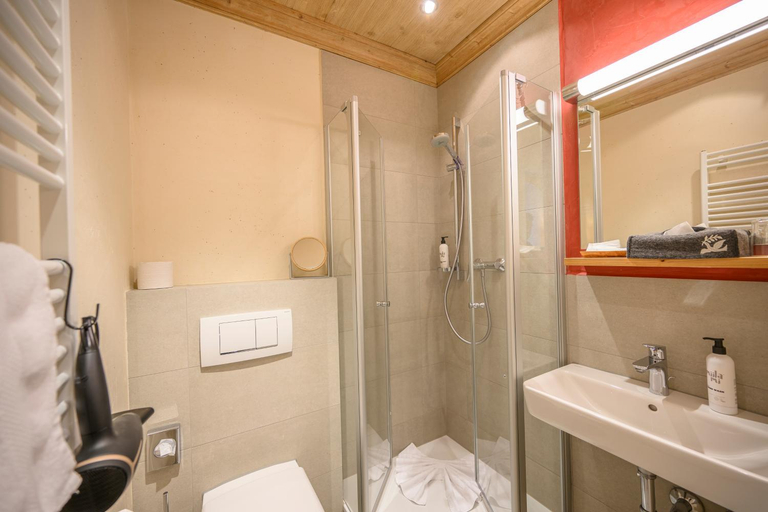 Bathroom 3, Biohotel Garmischer Hof, Garmisch-Partenkirchen