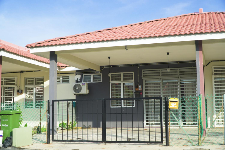 Cozy, Modern, Air Cond Gambang Water Park Homestay -- The Pigeon Guest House, Kuantan