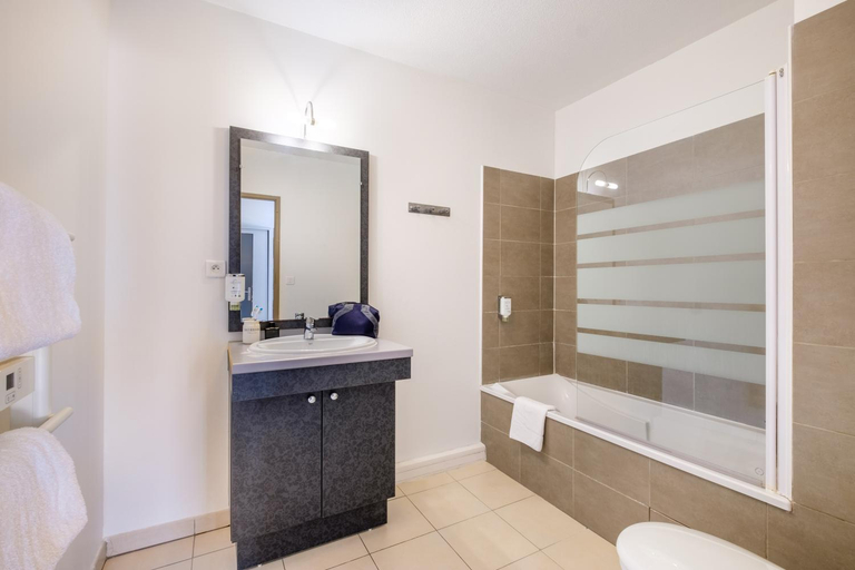 Bathroom 5, Comfort Aparthotel Antibes Le Maestria, Alpes-Maritimes