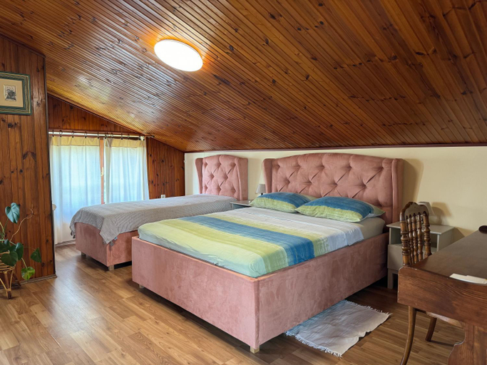 Bedroom 2, Enam Room, Brda