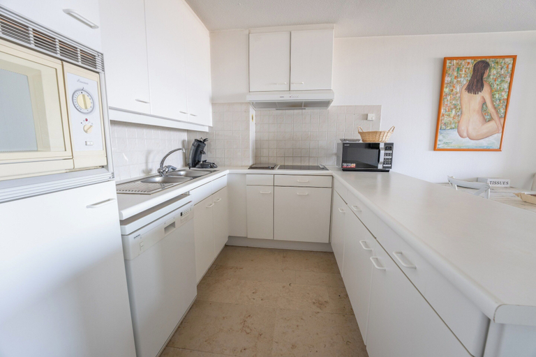 Private kitchen, Apartment on Beach near Town Center, West-Vlaanderen