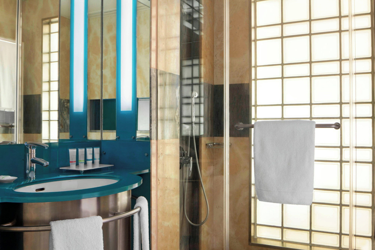 Bathroom 5, Four Points by Sheraton Le Verdun, Beirut
