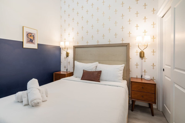 Room 2, Sosuite Penthouse 1BR Apt w Arch Windows W D, Philadelphia
