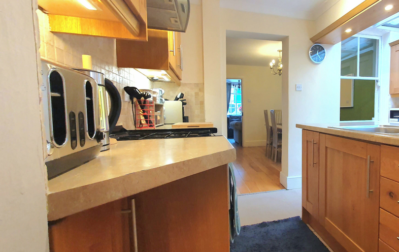 Others 5, Inviting 2-bed Cottage in Windsor, Slough