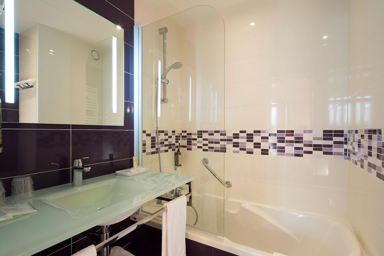 Bathroom 4, Best Western Anjou Lafayette Opera, Paris