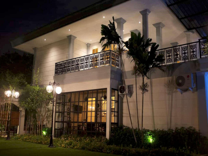 Exterior & Views