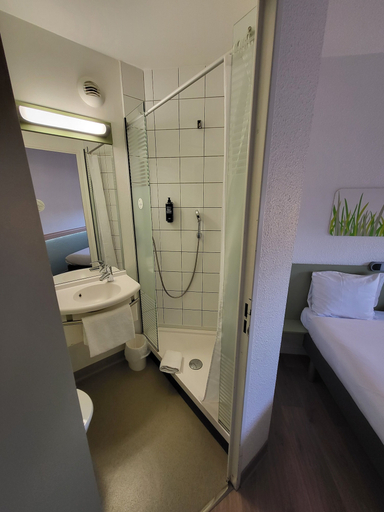 Bathroom 4, ibis budget Marseille la Valentine, Bouches-du-Rhône
