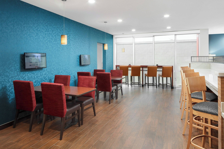 Food & Drinks 5, TownePlace Suites by Marriott Tampa South, Hillsborough